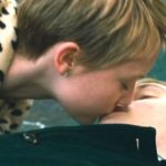 un-bacio-tra-henry-hopper-e-mia-wasikowska-in-una-sequenza-del-film-restless